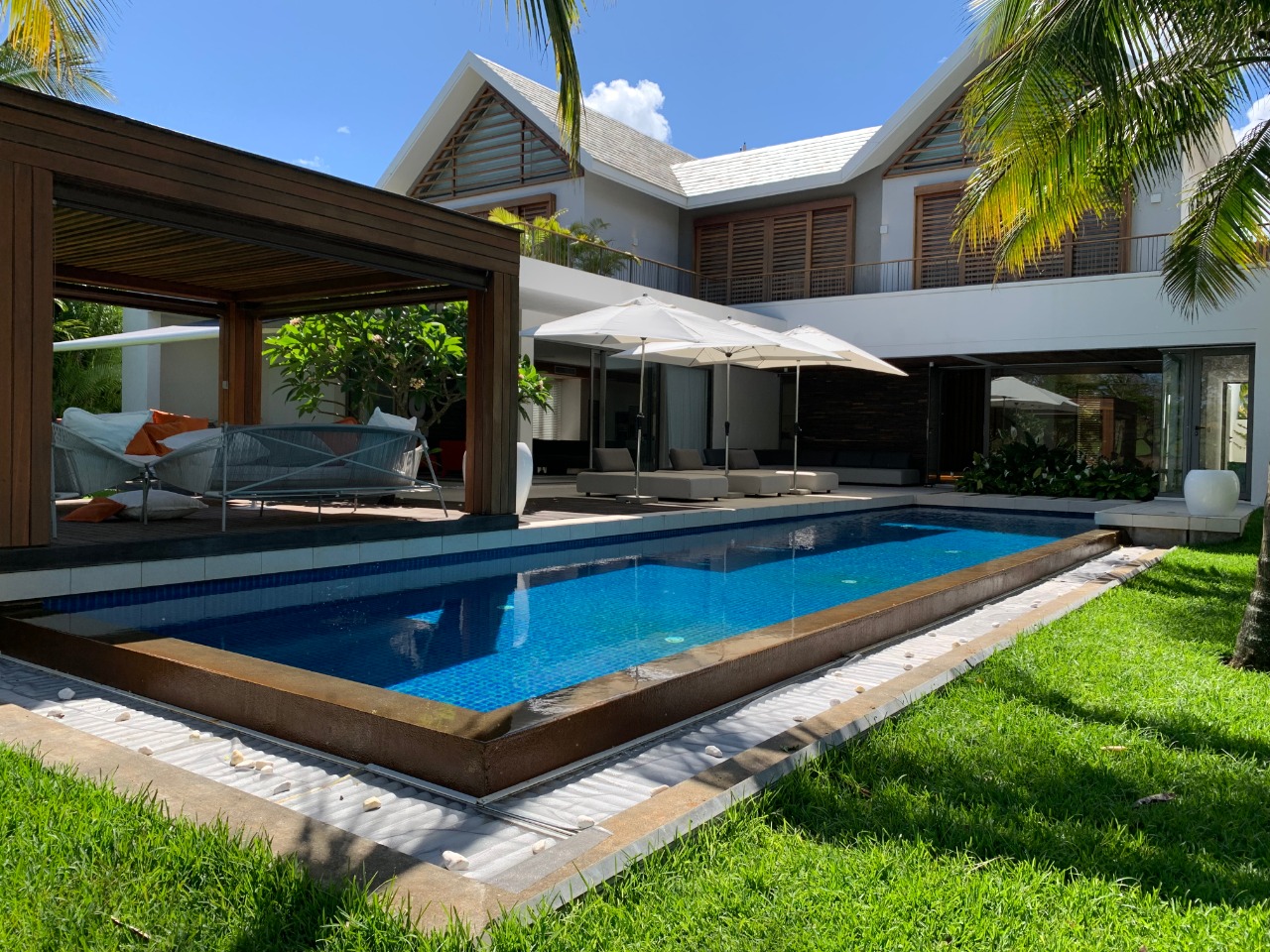 Luxurious 4 bedroom villa in a golf estate – Not available !